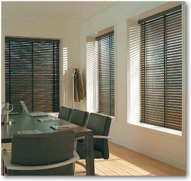 Преимущества жалюзей и рулонных штор