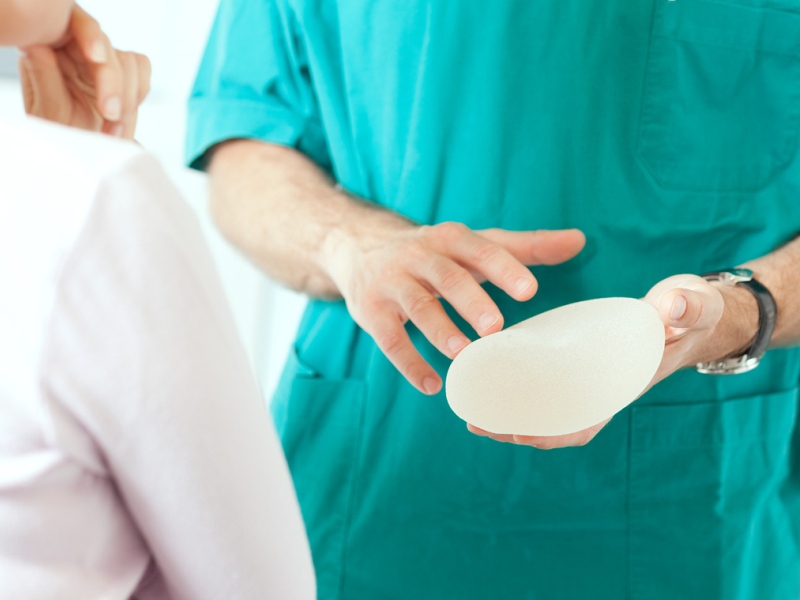 Как проходит имплантация груди