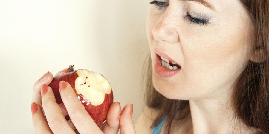 Почему кровоточат десны и как с этим бороться: рассказывают врачи