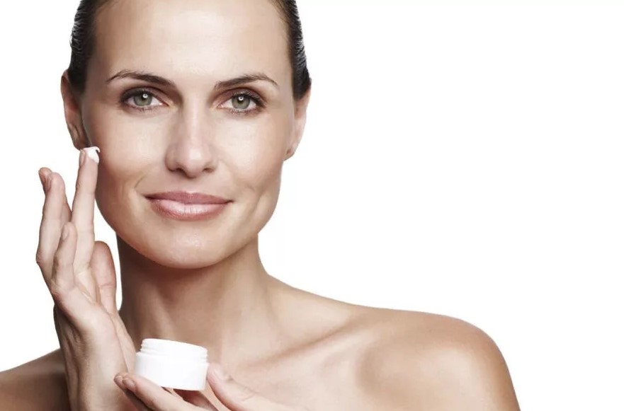 Особенности крема для лица после 45 лет