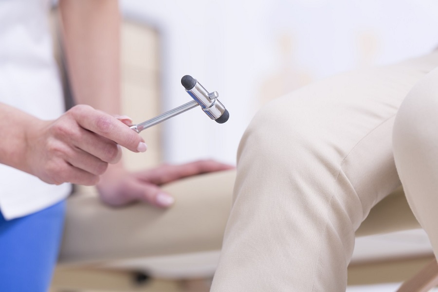 С какими симптомами нужно обращаться к неврологу