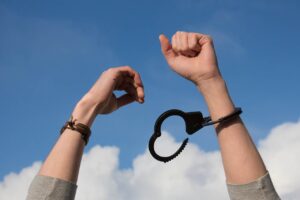 Почему противопоказано лечить разные виды зависимостей в домашних условиях