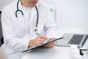 Когда следует обращаться к проктологу: важность своевременной диагностики и лечения