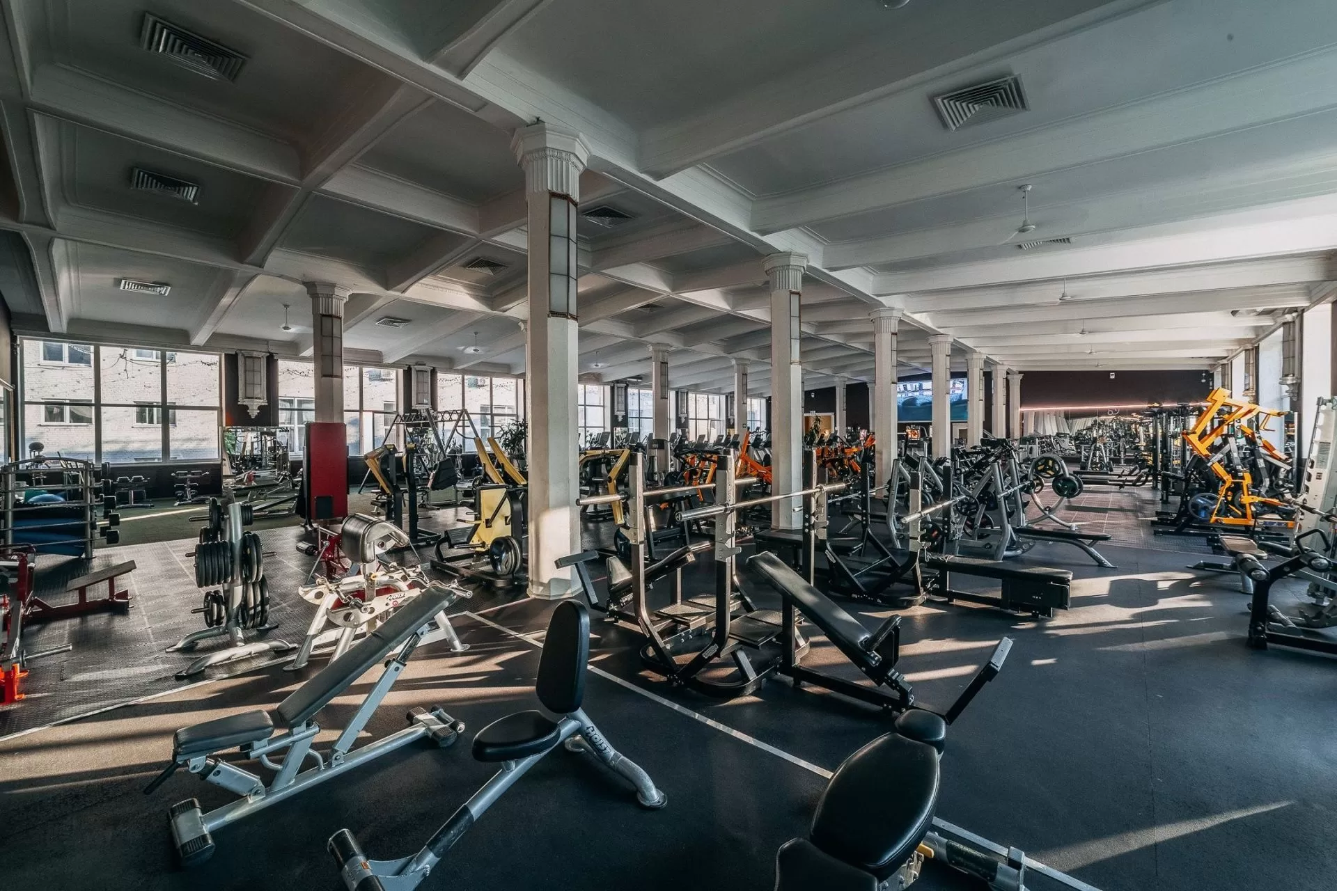 Как правильно организовать занятия в фитнес-зале: советы от профессиональных тренеров