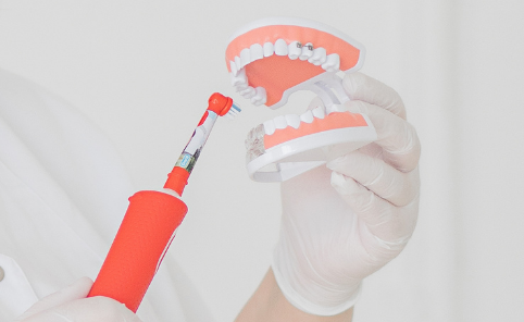 Когда обратиться к стоматологу: важные сигналы, которые не стоит игнорировать