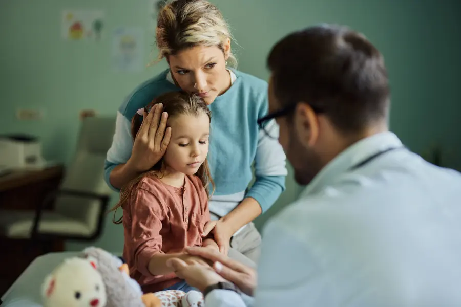 "Белые халаты" и детские слезы: Почему ребенок боится врачей и больниц?