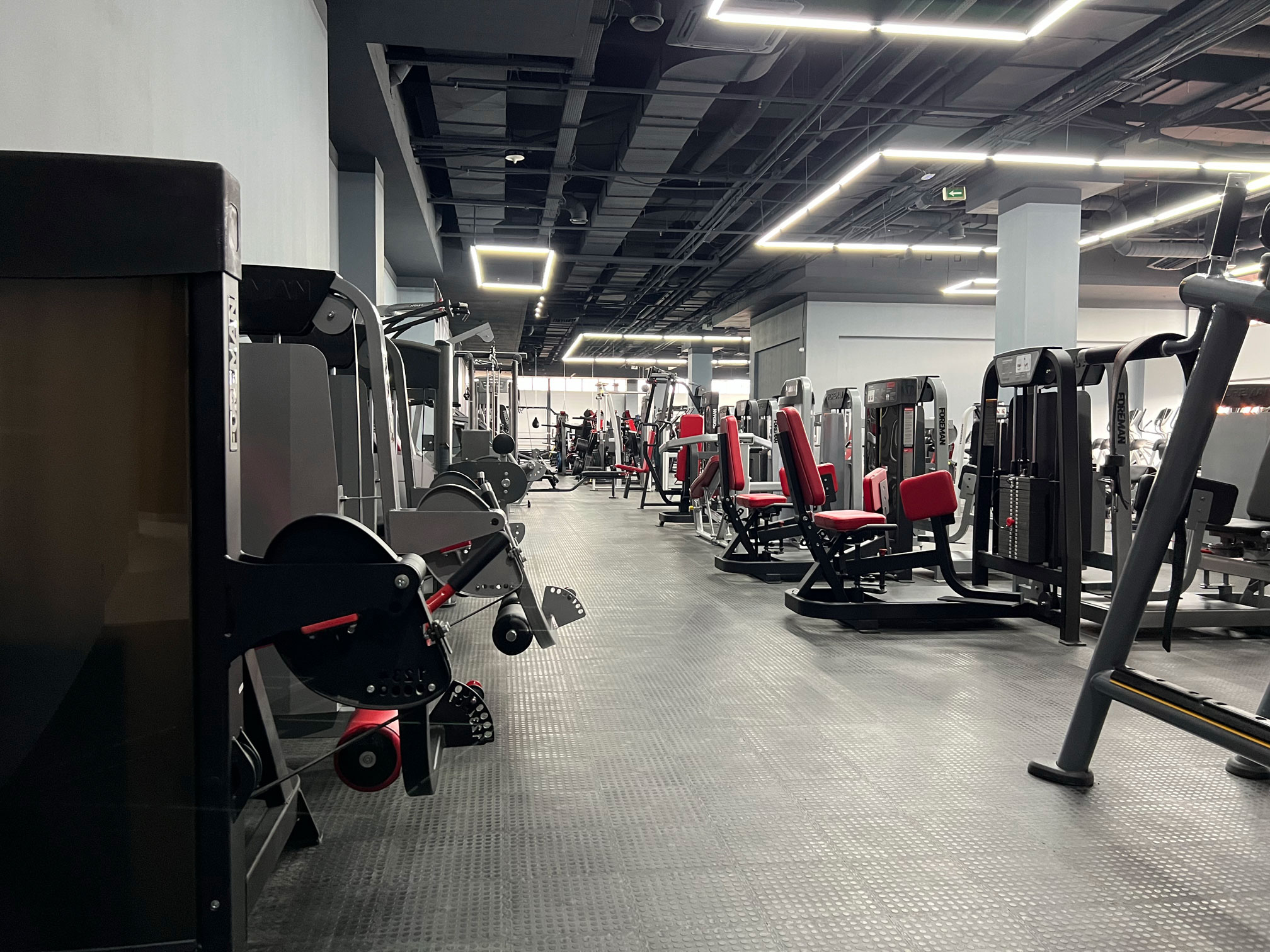 Фитнес-клуб: Ваш путь к здоровью и идеальной фигуре через занятия фитнесом и тренажерный зал