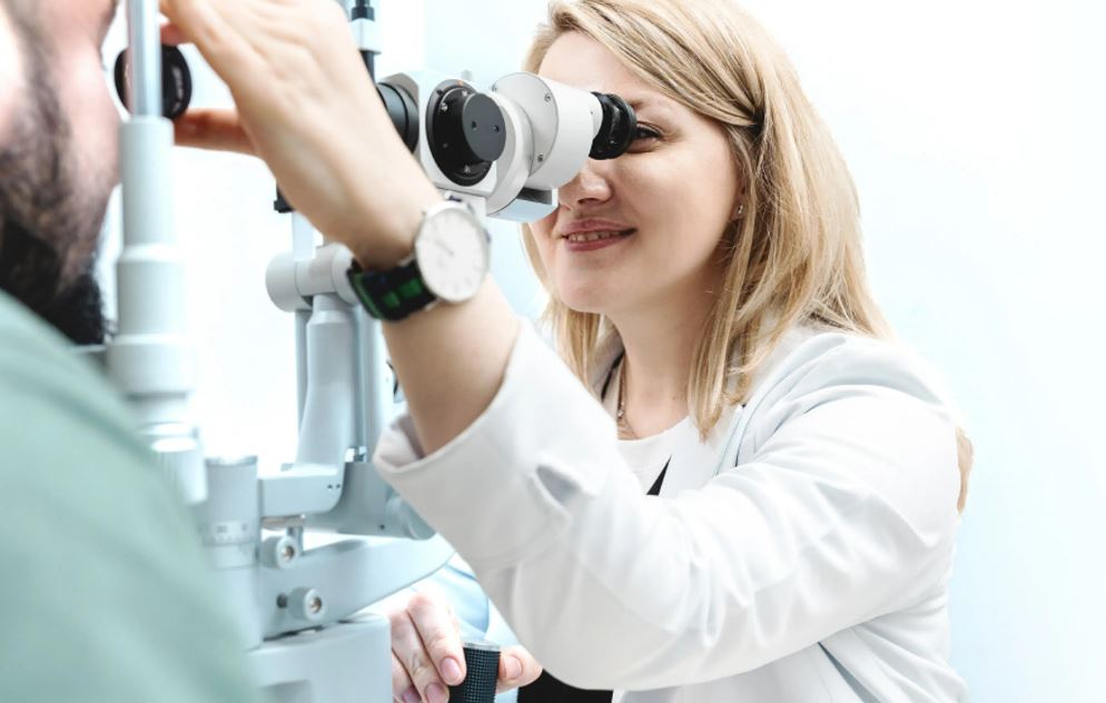Когда зрение можно спасти: как витреоретинальная хирургия помогает в самых сложных случаях
