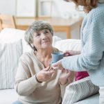 Как выбрать сиделку для пожилого человека