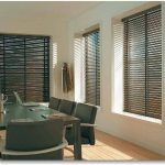 Преимущества жалюзей и рулонных штор