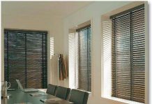 Преимущества жалюзей и рулонных штор