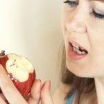 Почему кровоточат десны и как с этим бороться: рассказывают врачи