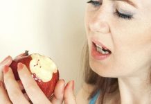 Почему кровоточат десны и как с этим бороться: рассказывают врачи