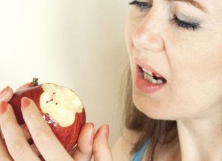 Почему кровоточат десны и как с этим бороться: рассказывают врачи