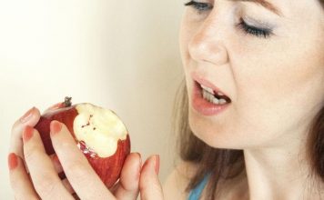 Почему кровоточат десны и как с этим бороться: рассказывают врачи