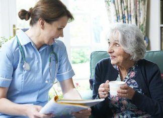 Медицинское образование сиделки с проживанием и без: так ли это важно?