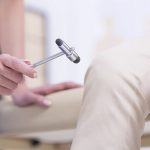 С какими симптомами нужно обращаться к неврологу