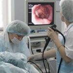 Какие симптомы и состояния требуют проведения колоноскопии?