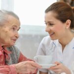 Сиделки и патронажные службы: как выбрать и организовать уход за пожилыми людьми