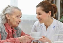 Сиделки и патронажные службы: как выбрать и организовать уход за пожилыми людьми