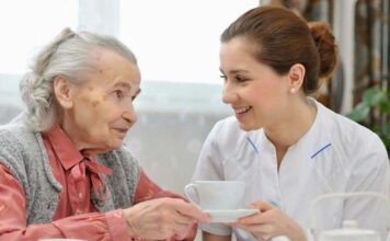 Сиделки и патронажные службы: как выбрать и организовать уход за пожилыми людьми