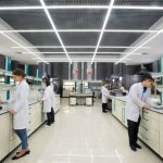 Лабораторная мебель: функциональность и безопасность в научных и исследовательских лабораториях