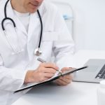 Когда следует обращаться к проктологу: важность своевременной диагностики и лечения