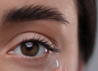 Как легко снять контактные линзы