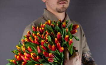 Чем особенны букеты с тюльпанами: выбор для весеннего настроения