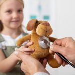 Почему стоит обращаться в частную детскую клинику freepik