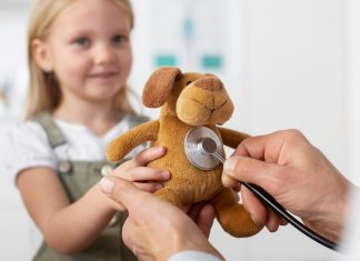 Почему стоит обращаться в частную детскую клинику freepik