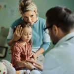 «Белые халаты» и детские слезы: Почему ребенок боится врачей и больниц?