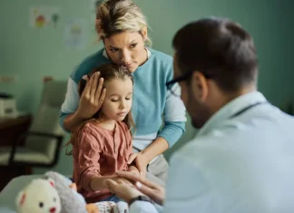 «Белые халаты» и детские слезы: Почему ребенок боится врачей и больниц?