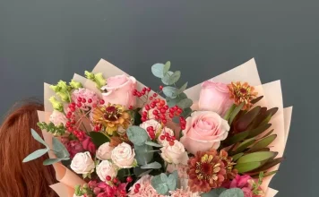 Цветы для коллеги: что подарить на день рождения или юбилей?