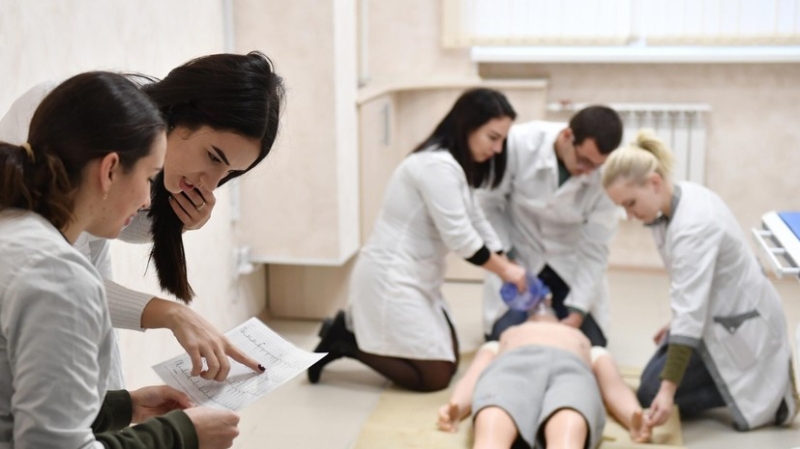 Мурашко: более 175 тысяч человек начнут обучение по медспециальностям в России