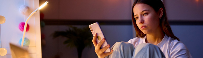 ограничение гаджетов вечером улучшает сон и успеваемость у подростков