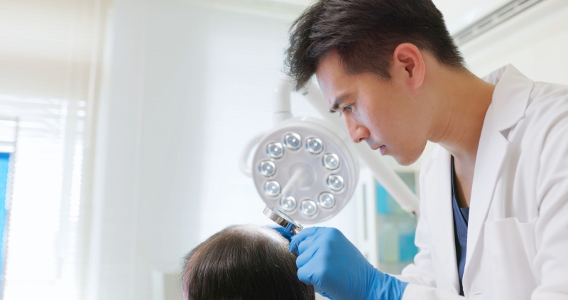 «Индикатор общего здоровья организма»: врач — о профилактике и лечении алопеции у мужчин и женщин