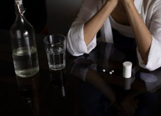 Вывод из запоя на дому: преимущества и риски процедуры